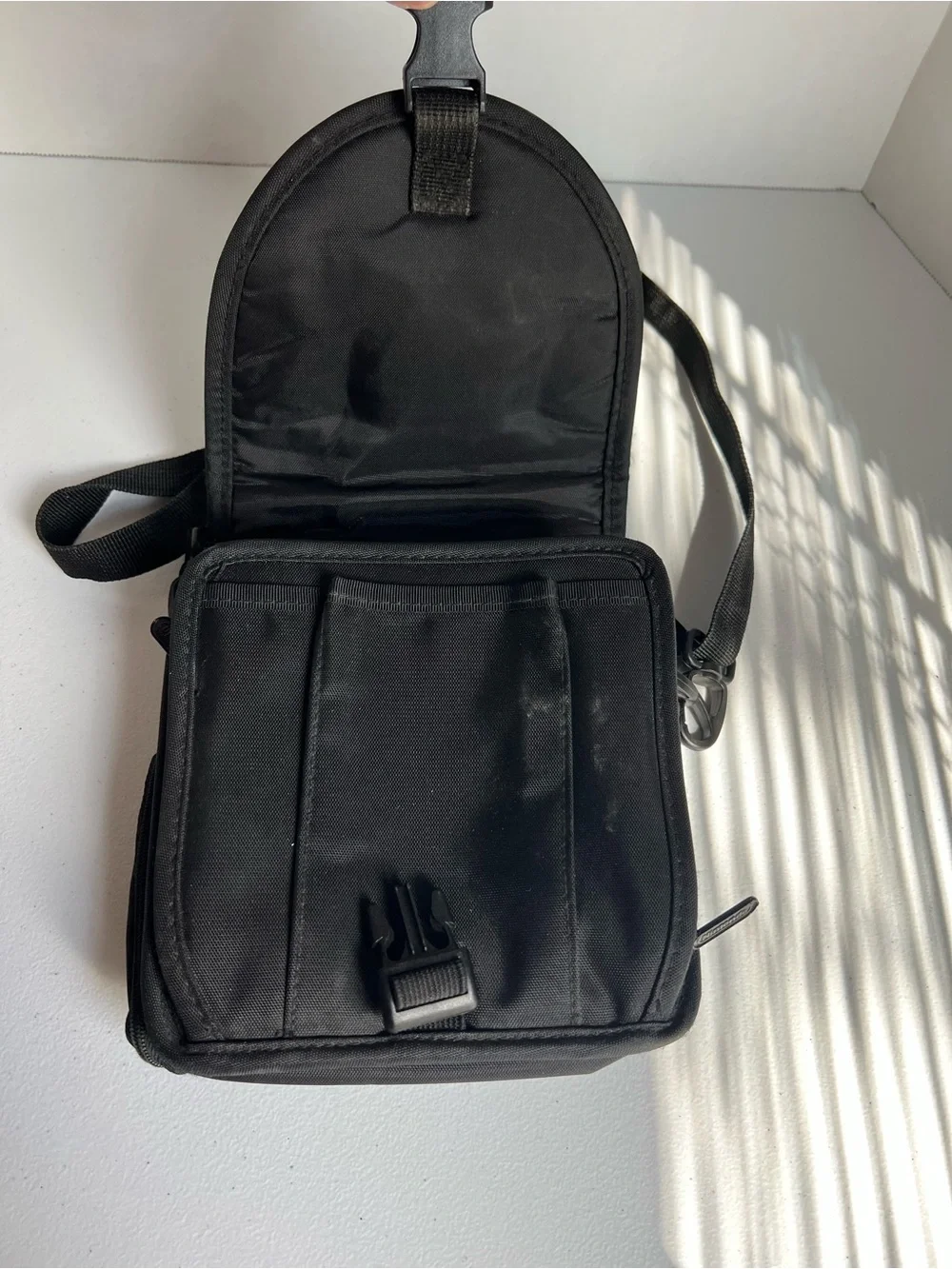 Nintendo DS Carrying Case Pouch Travel Bag Holds 12 Games-3 Compartment-Black.